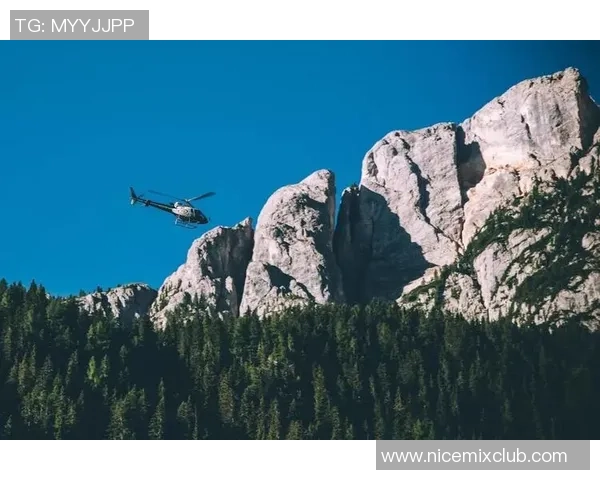 足球明星携子女登山探险温馨时刻记录家庭亲子互动乐趣